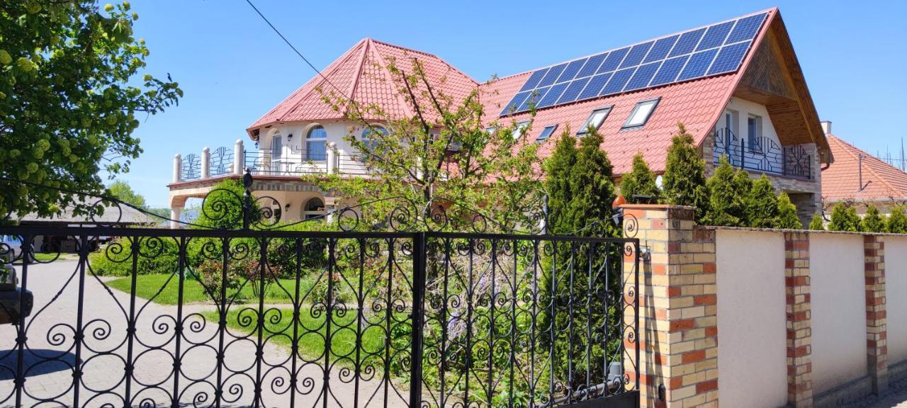 Village Garden Family Guest House Tiszakanyár Extérieur photo