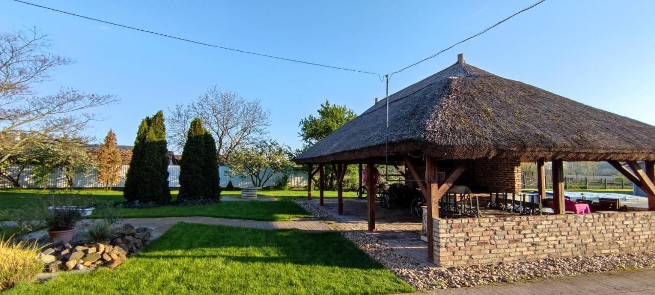 Village Garden Family Guest House Tiszakanyár Extérieur photo