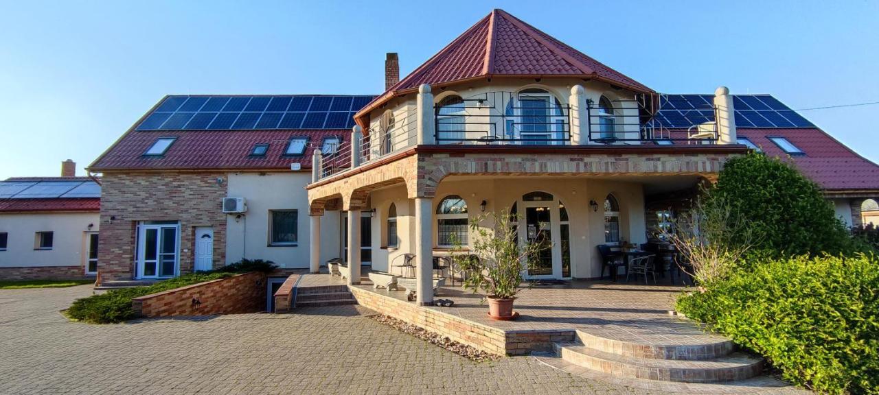 Village Garden Family Guest House Tiszakanyár Extérieur photo