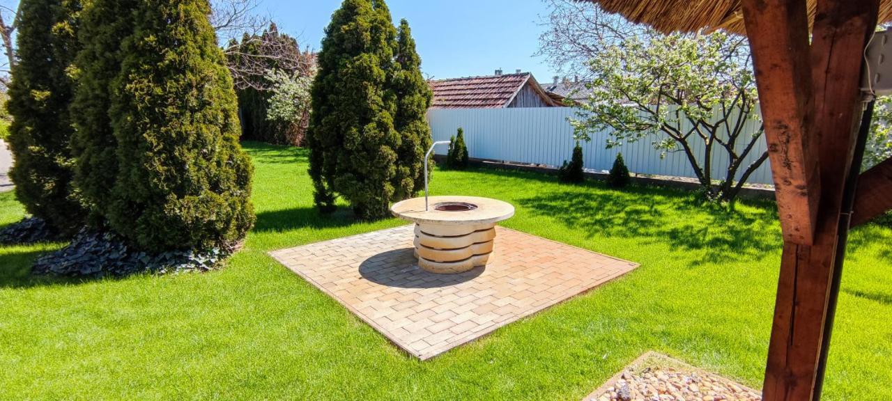 Village Garden Family Guest House Tiszakanyár Extérieur photo