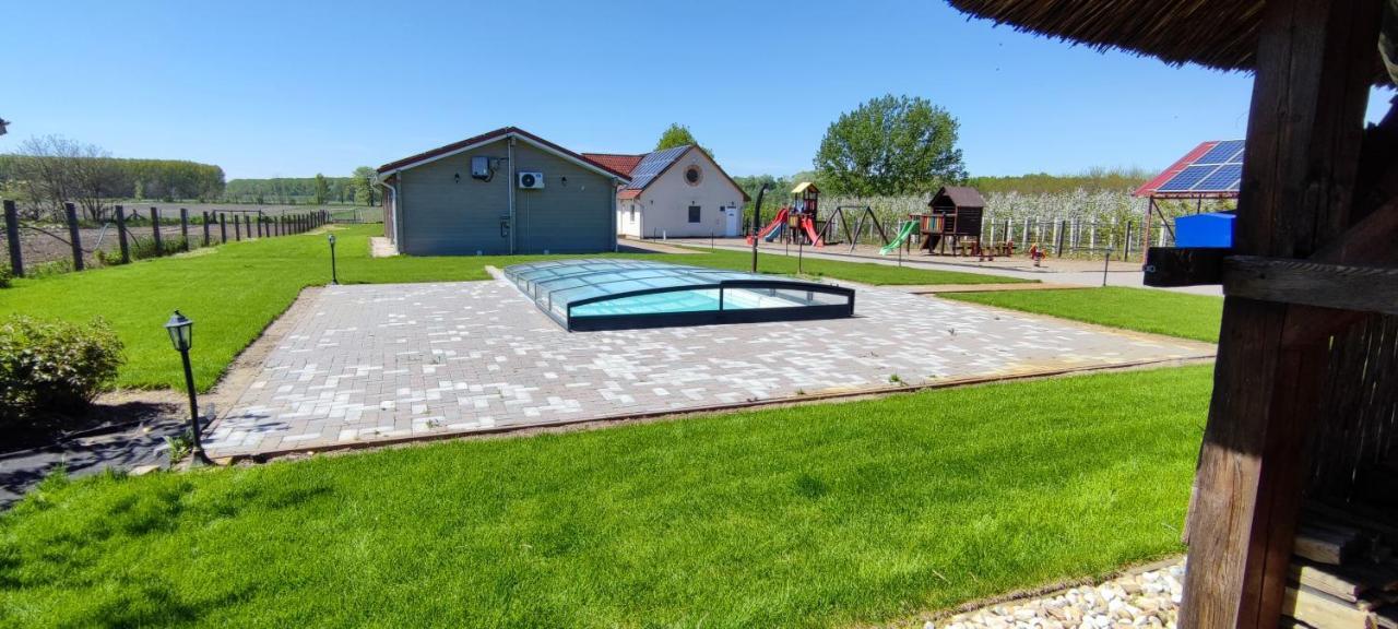 Village Garden Family Guest House Tiszakanyár Extérieur photo