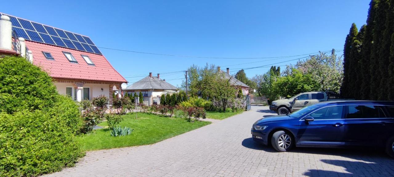 Village Garden Family Guest House Tiszakanyár Extérieur photo