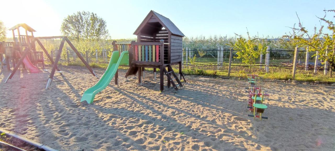 Village Garden Family Guest House Tiszakanyár Extérieur photo