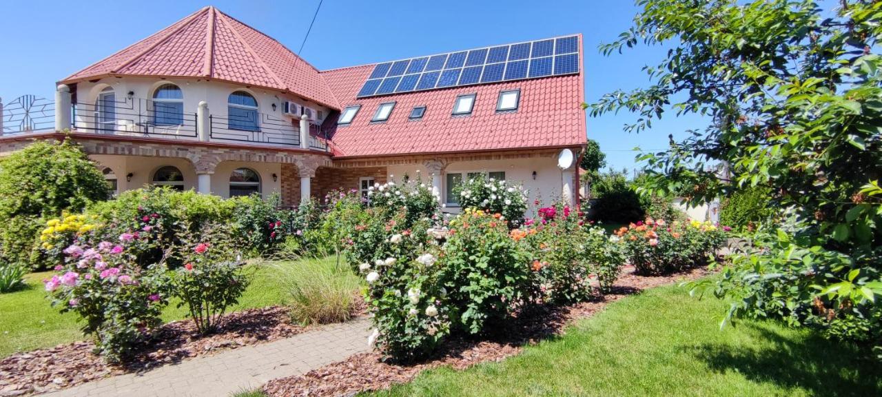 Village Garden Family Guest House Tiszakanyár Extérieur photo